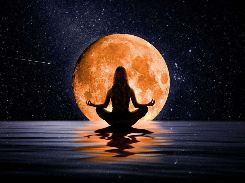 月の前で瞑想する女性