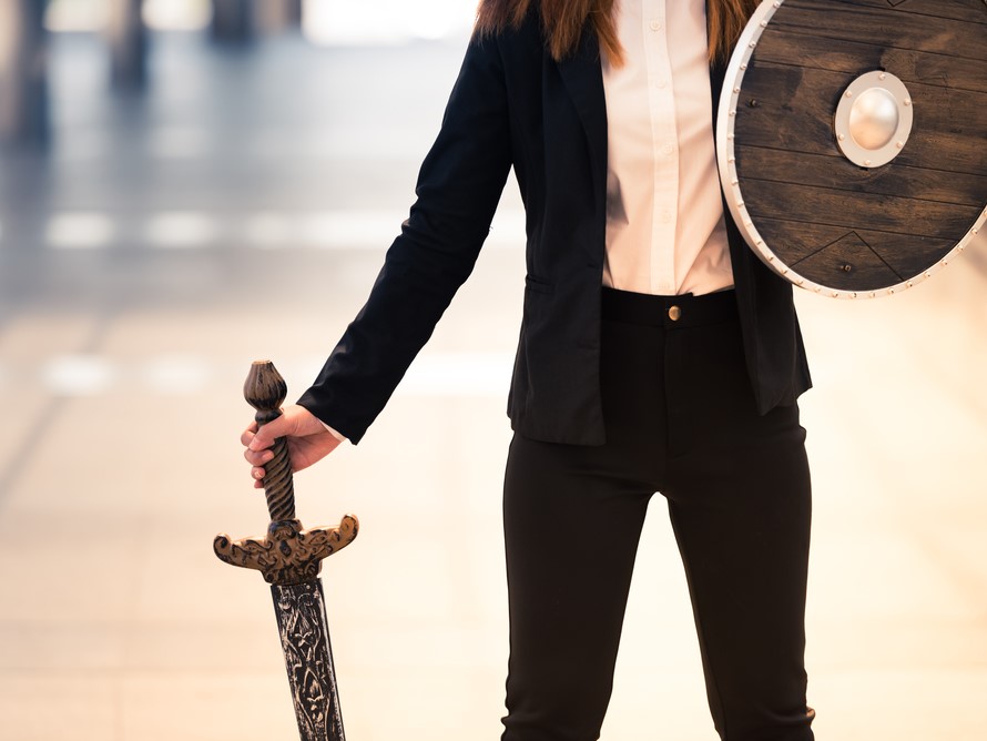 剣と盾を持つ女性