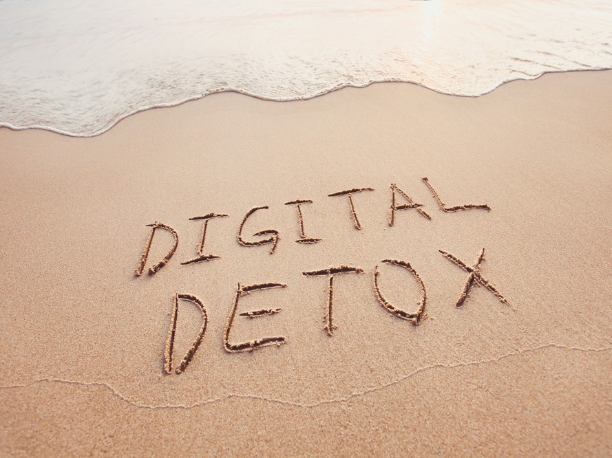 デジタルデトックスのコンセプト、ビーチの砂に書かれた言葉